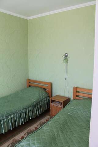 Отель Kremin Кременец Двухместный номер с 2 отдельными кроватями и общей ванной комнатой-1