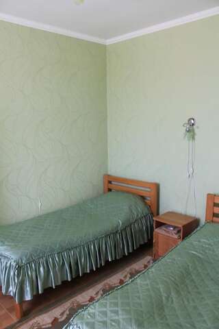 Отель Kremin Кременец Двухместный номер с 2 отдельными кроватями и общей ванной комнатой-2