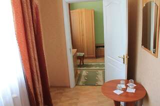 Отель Kremin Кременец Двухместный номер с 2 отдельными кроватями и общей ванной комнатой-4