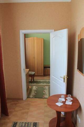 Отель Kremin Кременец Двухместный номер с 2 отдельными кроватями и общей ванной комнатой-5