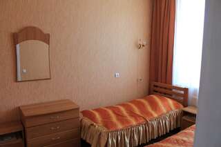 Отель Kremin Кременец Двухместный номер с 2 отдельными кроватями и общей ванной комнатой-8
