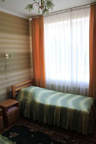 Отель Kremin Кременец Двухместный номер с 1 кроватью и общей ванной комнатой-3